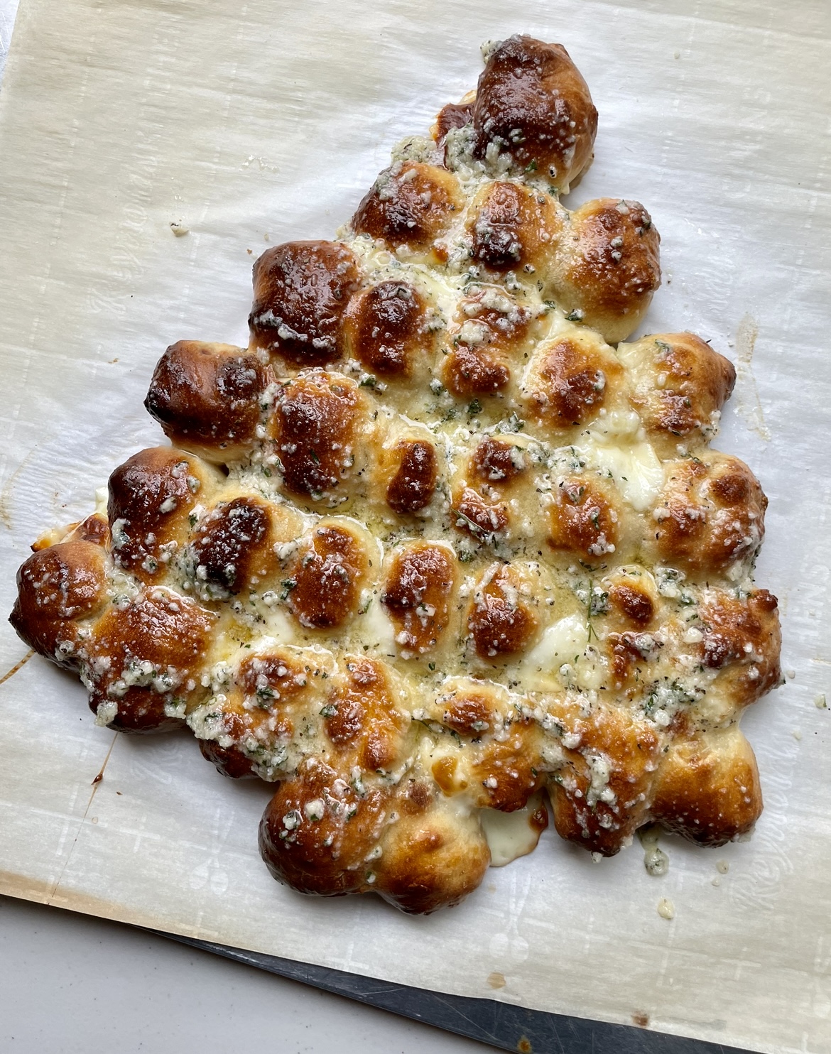 Cheesy Garlic Pull-Apart Christmas Tree Bread Recipe