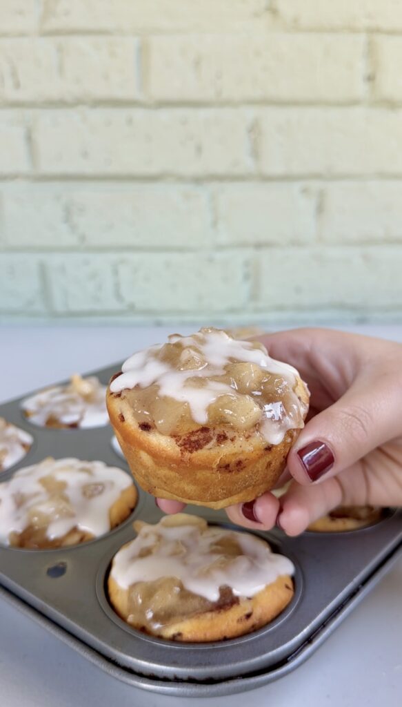 cinnamon roll apple pie cups